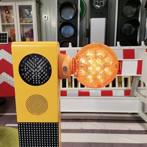 LB-5006C LED Road Barrier Traffic Warning Light with Magnetic Base IP57 Rated Flashing/Steady Modes