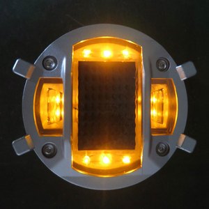 Aluminum IP68 Waterproof LED Solar Powered Traffic Lights Reflective Ground Road Studs for Safe Night Driving