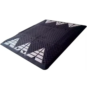 Red Road Traffic Stable Speed Bump Table Reflective Arrow Rubber Speed Bump Cushion Hump Kit