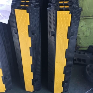 2025 Zhejiang Hot Sale High Quality Cable Speed Hump Durable Reflective Rubber Speed Hump Speed Bump Rubber Cable Ramp