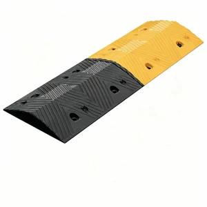 Heavy-Duty 1000x350x50mm Industrial Rubber Speed Bumps 10-15mph Rating Movable for Concrete Surfaces Anti-Wear Warehouse