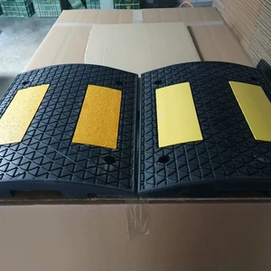 Durable Recycled Rubber Speed Bump 40x50x5 cm Reductor De Velocidad Red Spain