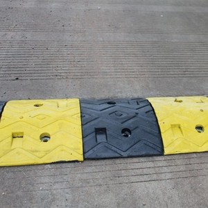 2025 Zhejiang Hot Sale Cost-effective Rubber Speed Breaker Yellow-Black Road Speed Bump/Hump for Traffic Safety