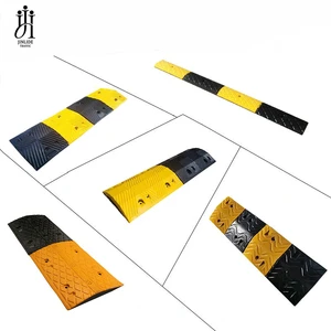 Customized Heavy Duty Yellow-Black Speed Bump 1000mm Height Portable Fixed Installation 10-15mph Traffic Speed Rating for