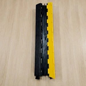 High Visibility 50mm TPR Speed Bump 14 Inch Width Fixed Installation for Asphalt and Concrete Surfaces