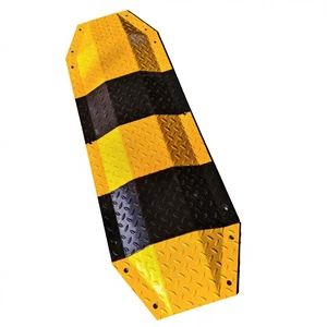 Outdoor Road Speed Bumps Traffic Speed Humps with Ramp Ends Steel Material