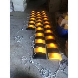 Portable Retractable Cheap Plastic Speed Bumps Led Garage Lights Plastic Waterproof Rechargeable Outdoor Traffic Speed Hump