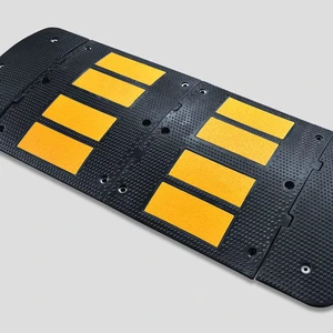 Durable Speed Hump 25-45mph Fixed for Concrete Traffic Safety 500*600*50mm Recycled Rubber Speed Bump