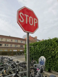 Customer Free Design Solar Standing LED Traffic Signs & Road Safety Notice Board with IP68 Waterproof and 1000m Visibility