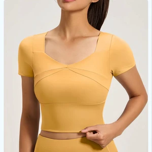 Customized Light Luxury Fitness Women's Yoga Top with Short Sleeves for Slimming and Slimming Effect