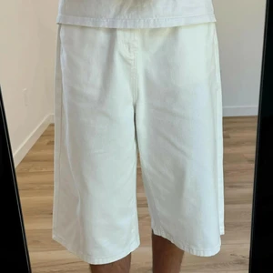 Men's White Denim Shorts Light Wash High Waist Casual Summer Shorts with Digital Printing Button & Zippers Knee-Length Jorts