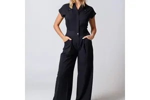 Yilong Fashionable Jumpsuit Notch Collar Wide Leg Pants Professional Women Nursing Scrubs Sets Breathable Comfortable