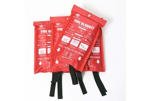 Free Sample En1869 Emergency Fiberglass Fire Blanket Fireproof Blanket With Hooks And Gloves