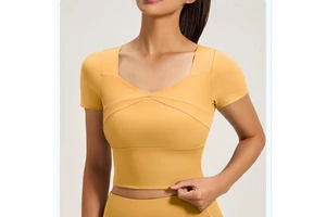 Customized Light Luxury Fitness Women's Yoga Top with Short Sleeves for Slimming and Slimming Effect