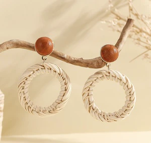 SDELL El Hombre Que Se Acosto Summer Hot Selling for Women's Retro Fashion Hand-Woven Raffia Rattan Bohemian Drop Earrings