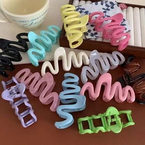 YT Wholesale Big 11CM Glossy Wave Shape Plastic Hair Claw Clips For Thick Hair Ponytail Matte Hair Claw Clips For Women