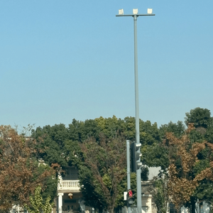 Solar High Mast Light with Automatic Dimming for Parking Lots and Public Plazas