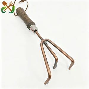 Retro Stainless Steel Garden Hand Tools Cultivator With Antique Bronze Plated Head Vintage Sage Green Wood Handle For Soil Loose