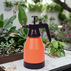 Small Gardening Tools 1L Portable Hand Sprayer Plastic Copper Nozzle Garden Sprayer for Garden/Home Cleaning