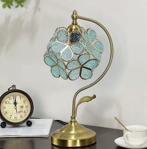 European Classic Romantic Petal LED Bedroom Bedside Table Lamp Medieval Retro Study Art Decoration Table Lamp