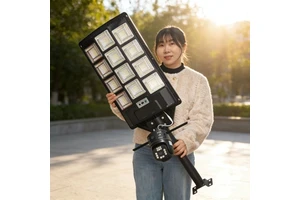 Solar IP67 Rated LED Street Light with 4G 4MP Camera CCTV 1000W Battery-Powered Plastic Outdoor Monitoring Light
