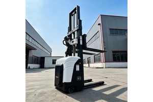 1.5 Ton Stand On Fully Electric Pallet Stacker Truck CE EURO5 Lithium Battery Electric Stacker Forklift For Warehouse Storage