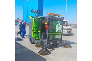 Full Closed Cabin Ride on Electric Street Sweeper Road Sweeper 625kg for Outdoor Parking Lot