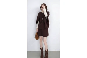 Luxury Ladies 2 Piece Bat Sleeve Shawl Suit with Crew Neck Solid Top and Wide Leg Shorts Fashion Combination