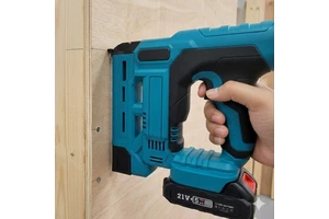 Rapid Firing 20V Cordless Brad Nailer Portable Battery Powered Electric Nailer for Professional Carpentry Work